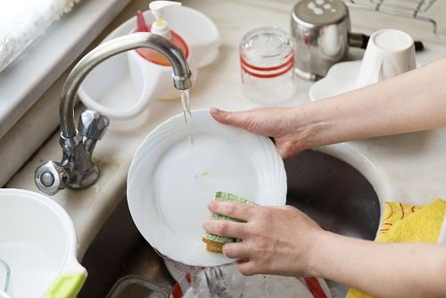 如何在洗碗时省水？（怎样做，小技巧）