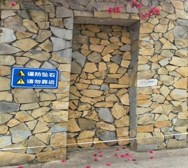 改造前的墙体。龙塔街道供图