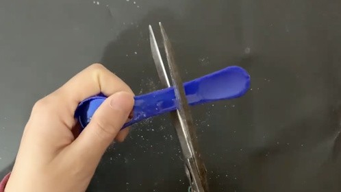 奶粉里的勺子别再扔了，用剪子剪一剪放家里，家人都喜欢，太棒了