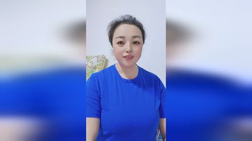 小姐姐只是想爬个山，不料窜出一只瘦猴