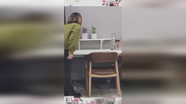 美术生爆笑整蛊美女老师，看到最后一幕，我真为这为兄弟捏了把汗