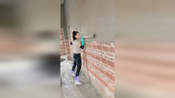 漂亮工地女瓦工，即是工人又是老板，靠自己月入两万没问题！