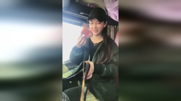 漂亮女司机车里翻找老公的私房钱，经过一番查找后，有意外收获！