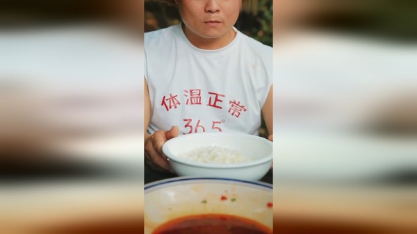 湖南的朋友回避一下，让北方人见识一下什么叫真正的能吃辣