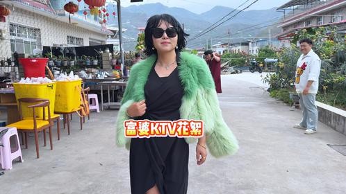 这次拍mv，小八退居二线，导演跟主演由4位男士主导