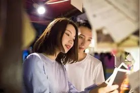 大学生在宿舍做手工铃兰花送女友,精致美观,网友:别人家的男友图片