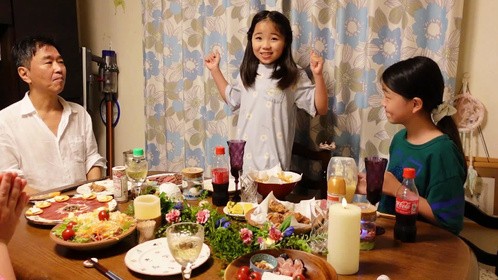 在日本，给霖酱过生日，远在中国的外公打来视频电话祝贺