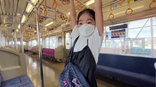 日本折扣季，霖酱陪辣妹子逛街购物。回家一句话逗笑全家