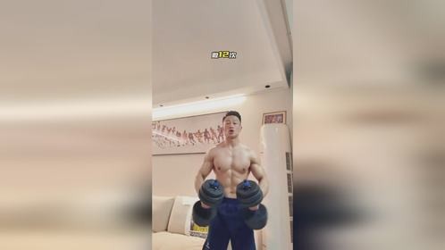 居家锻炼如何练宽肩膀？这三个动作是关键，健身小白快收藏