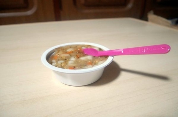 離乳食にピンクスプーン