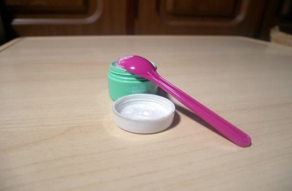 化粧品のスパチュラにピンクスプーン