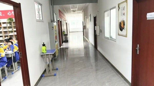 劳动促成长，校园换新颜！成功初中开展大扫除活动