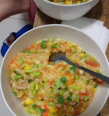 五彩炒饭的制作方法（用新鲜食材为家人烹制美味健康的炒饭）