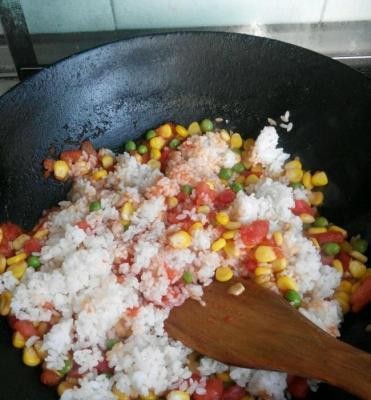 五彩炒饭的制作方法（用新鲜食材为家人烹制美味健康的炒饭）