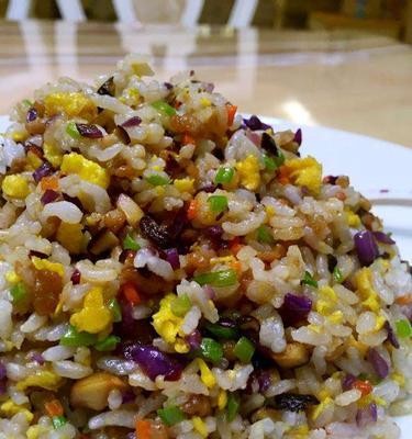 五彩炒饭的制作方法（用新鲜食材为家人烹制美味健康的炒饭）