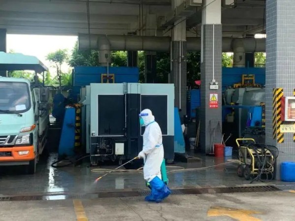 E17号区垃圾转运站里,环卫工在进行消杀工作。