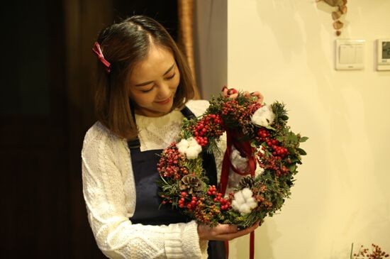 diy手工圣诞花环怎么做 圣诞花环制作方法图解