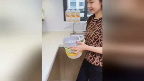 这个带把手的#沥水篮 精致又好用，平时用来洗小水果巨方便，沥水也很快，关键贼便宜颜值还好看#双层沥水...