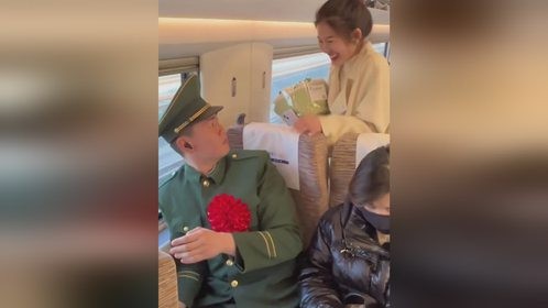 女孩手捧鲜花同乘高铁接退伍男友回家，他回头的一瞬间笑开了花
