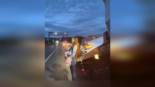 小米su7骑上护栏撞得稀烂 鲨鱼裤美女司机在现场淡定自拍