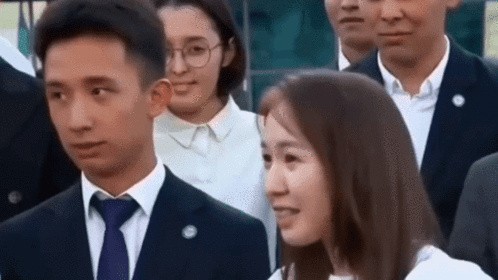 哈萨克斯坦总统与女大学生用中文交流 讲述自己学习汉语的历程