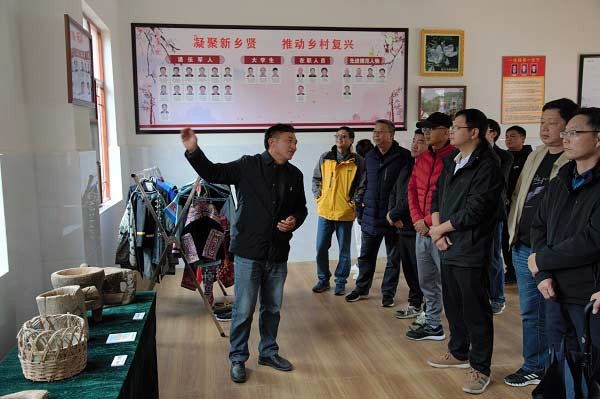文山复烤厂党总支到合掌村开展活动。孙惟刚摄
