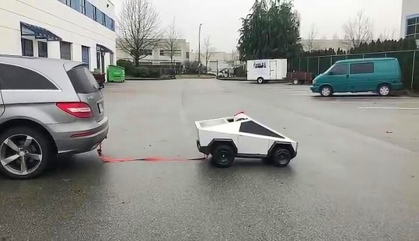 国外一个老爹给儿子做的迷你Cybertruck，和奔驰进行拔河比赛赢了