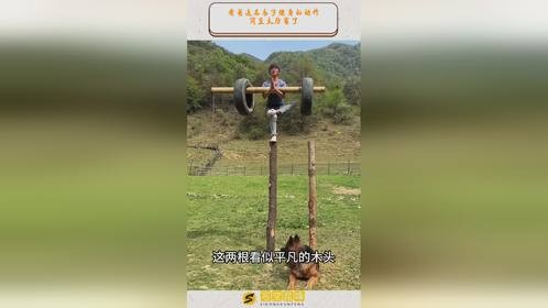 看着这名女子健身的动作，简直太厉害了