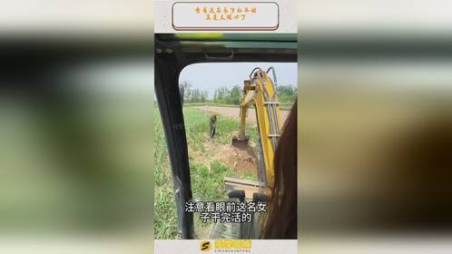 看着这名女子的举动，真是太暖心了