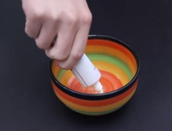 生活小妙招：白醋和牙膏混合在一起，去污的能力很强，超实用！