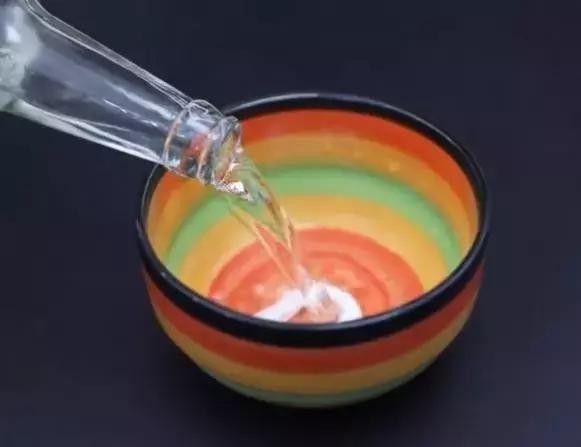 白醋和牙膏混合在一起，家里主妇都需要，去污的能力很强，真实用