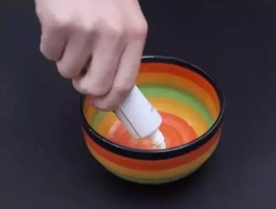 白醋和牙膏混合在一起，家里主妇都需要，去污的能力很强，真实用