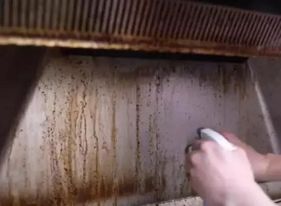 白醋和牙膏混合在一起，家里主妇都需要，去污的能力很强，真实用