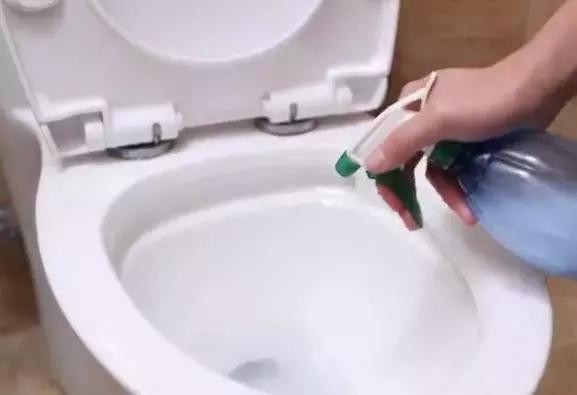 白醋和牙膏混合在一起，家里主妇都需要，去污的能力很强，真实用