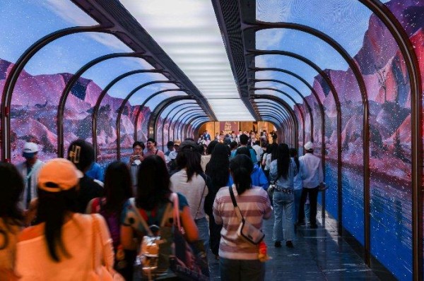 JLC东西区地下连通道数字艺术品《时空列车》