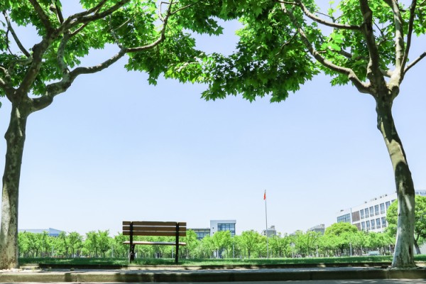富顺职业技术学校的设施如何？生活方便吗？