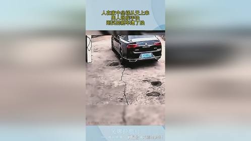 人在家中坐祸从天上来，男人眼疾手快，刚买的新车遭了殃！