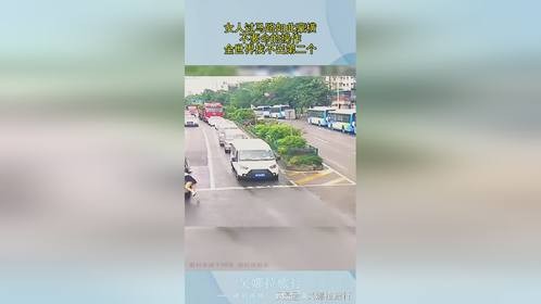 女人过马路如此豪横，不要命的操作，全世界找不出第二个