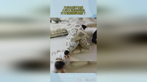 父母出差不在家，大学文凭保姆带娃，打开监控瞬间破防了！