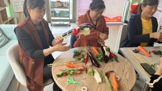 橘子树公益联合双龙社区开展“创意蔬果花束 赋能美好生活”制作蔬菜花活动