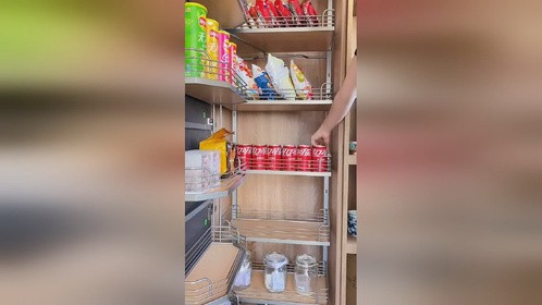 我们搬新家啦，终于可以开火了，赶紧给厨房的零食拉篮备上泡面