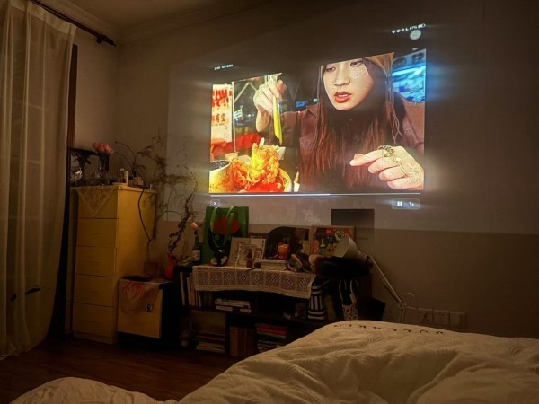 一日凌晨，黄珍跟留宿女孩一起看吃播视频。受访者供图
