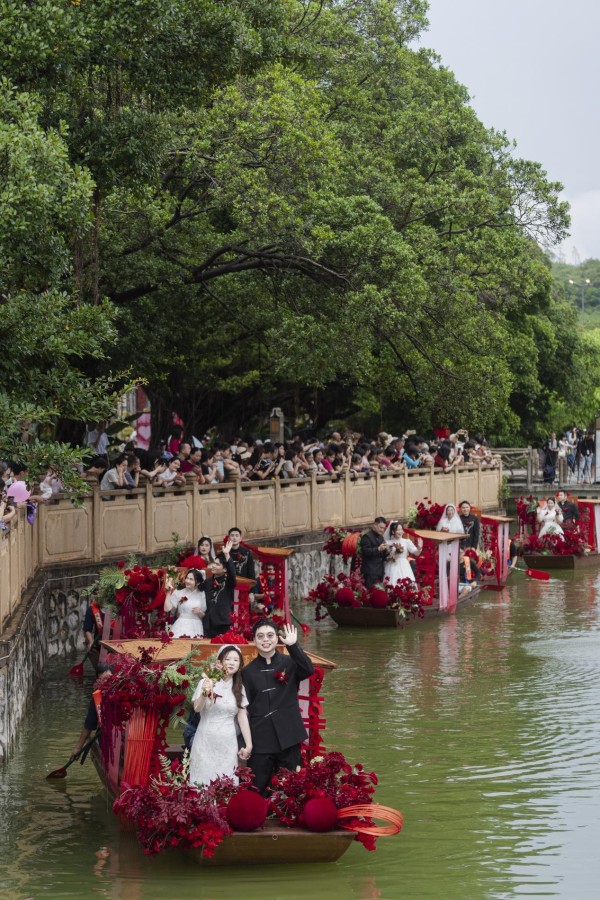 新人们水上巡游，与岸上的人们互致祝福