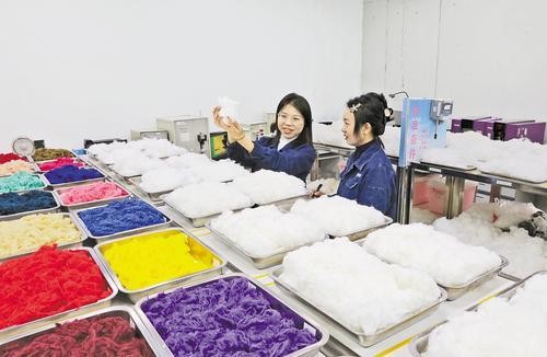 11月22日,唐山三友集团兴达化纤有限公司工作人员在化纤检测室检验再生纤维产品质量。 本报记者 王育民摄