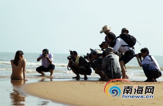 “美丽海南人体摄影”活动在海口西海岸拍摄。记者 陈望 摄
