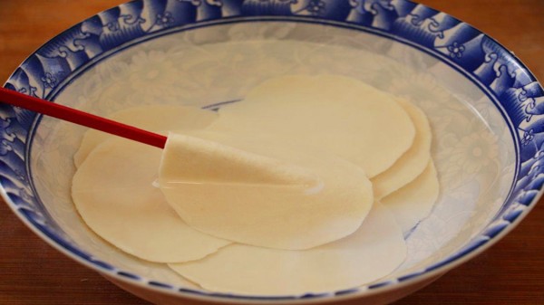 饺子皮扔水里泡一泡，原来这么好用，不早起，几分钟解决全家早餐