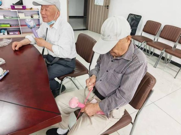 沧州利农社区开展“艾草养生锤DIY，健康生活“锤”手可得”端午节养生锤活动