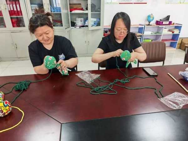 沧州利农社区开展“艾草养生锤DIY，健康生活“锤”手可得”端午节养生锤活动