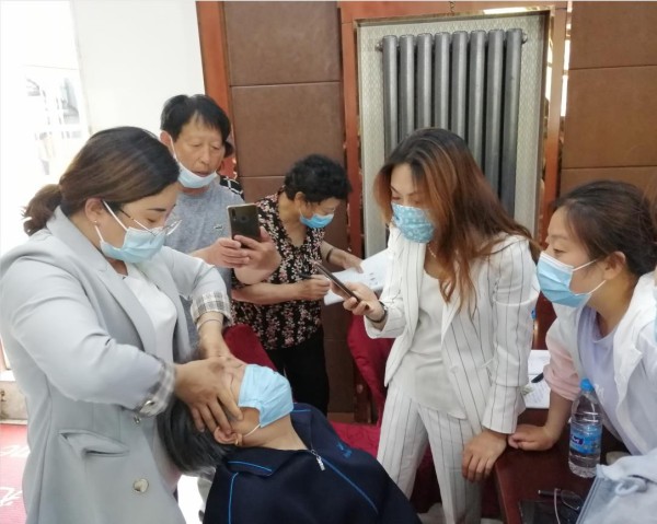 教师进行实操指导