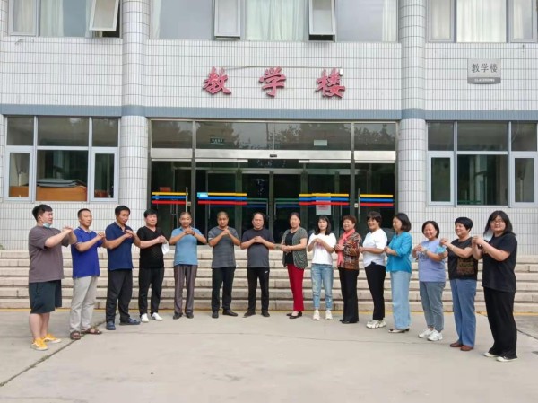 学员进行破冰游戏